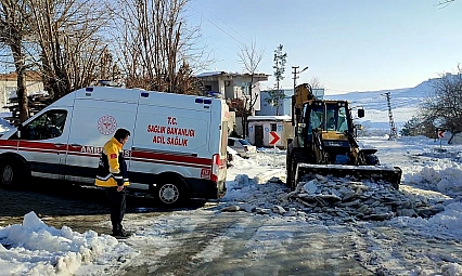 Yolda kalan ambulansa belediye ekipleri yetişti