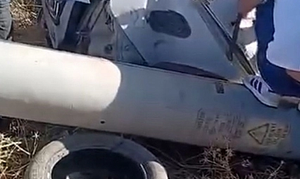 Yoldan çıkan araç bariyerlere ve direğe çarptı: 2 yaralı