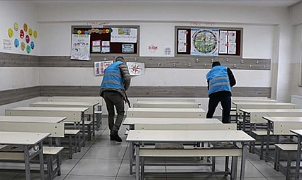 Yükümlüler yarıyıl tatilinde okul temizledi