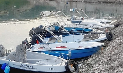 Baraj kıyısında tekneler için liman talebi