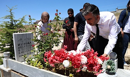 Zühal'in mezarı bayramda yalnız kalmadı