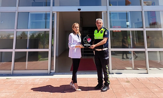 Çocuğa çorabını veren polise TFF'den Fair Play ödülü