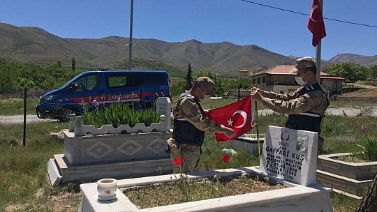 Şehitliklerde hüzün hakim
