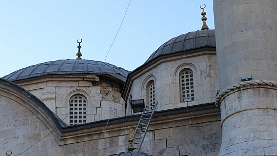 Yeni Caminin kubbesi çöktü Ulu Camide hasar oluştu