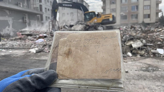 Enkazda hatıra fotoğrafları arıyor
