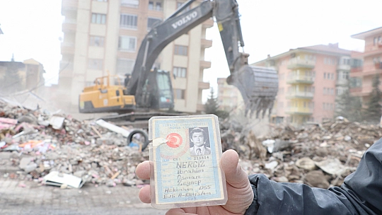 Enkazda hatıra fotoğrafları arıyor