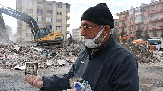 Enkazda hatıra fotoğrafları arıyor