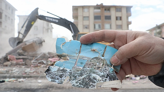 Enkazda hatıra fotoğrafları arıyor