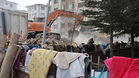 Enkazda hatıra fotoğrafları arıyor