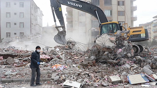 Enkazda hatıra fotoğrafları arıyor