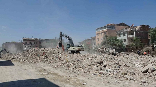 Aslantepe Caddesi tarlaya döndü
