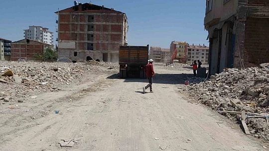 Aslantepe Caddesi tarlaya döndü