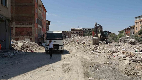 Aslantepe Caddesi tarlaya döndü