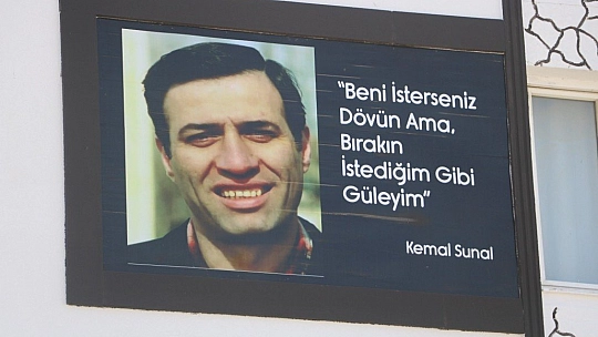 Kemal Sunal gülümsetiyor