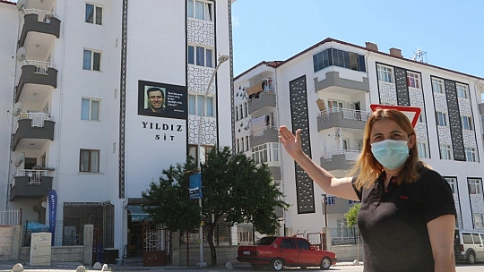 Kemal Sunal gülümsetiyor