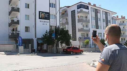 Kemal Sunal gülümsetiyor