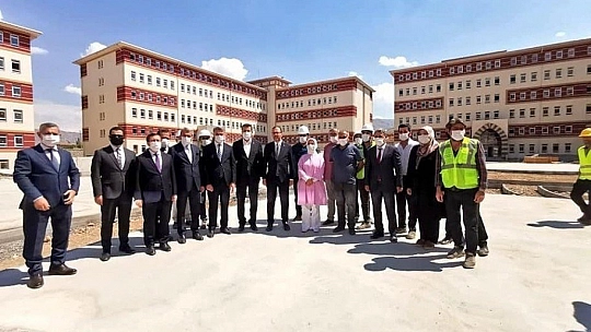 Bakan incelemelerde bulundu