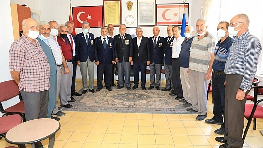 Gazilerle buluştu