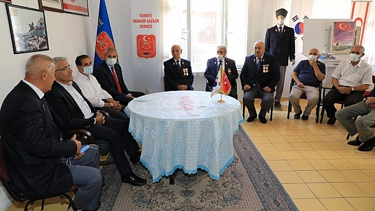 Gazilerle buluştu