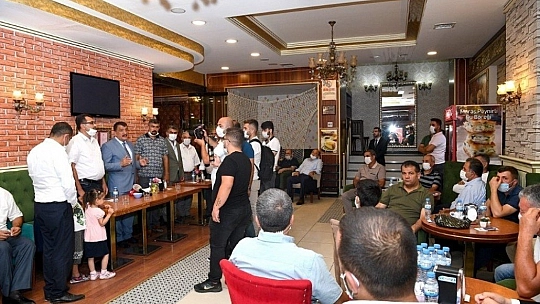 Şehit ve gazi aileleriyle buluştu