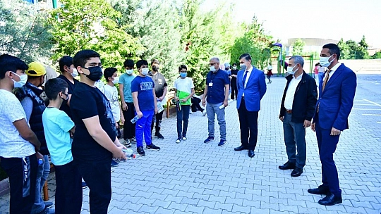 Çınar yalnız bırakmadı