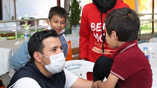 Çocuklara polis şefkati