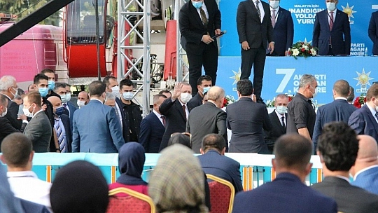 Macron ve Wilders'e sert tepki