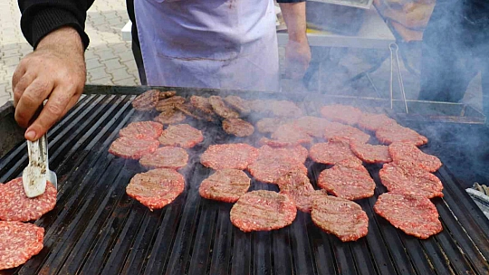 Köfte ekmek dağıtıldı