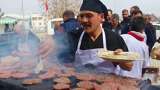 Köfte ekmek dağıtıldı