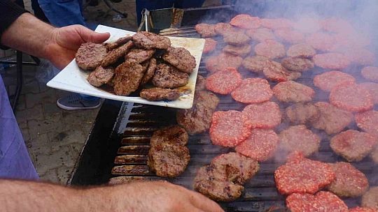 Köfte ekmek dağıtıldı