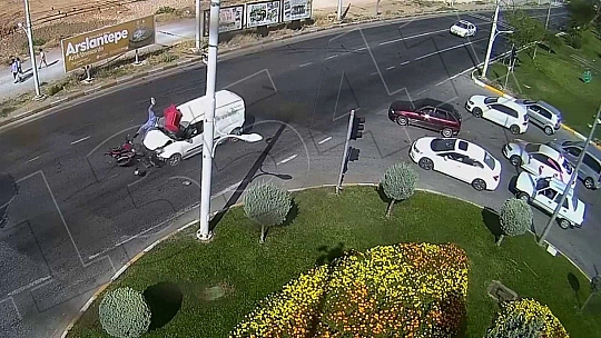 Feci kaza sürücü havaya uçtu