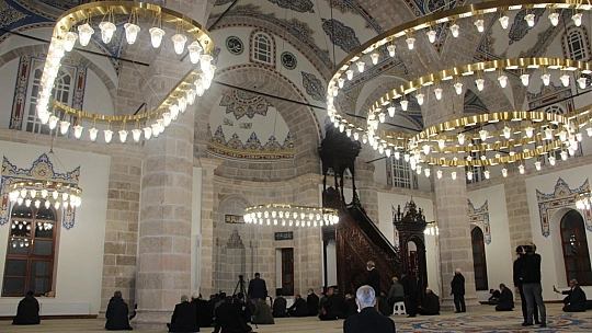 Yeni Cami nihayet açıldı