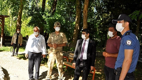 Şehit ailelerini ziyaret etti