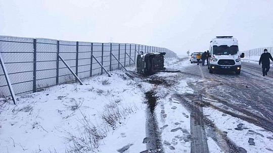 Minibüs devrildi 14 yaralı