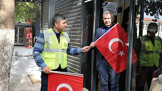 Malatya'da 10 bin bayrak dağıtıldı