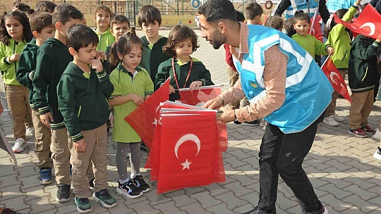 Malatya'da 10 bin bayrak dağıtıldı