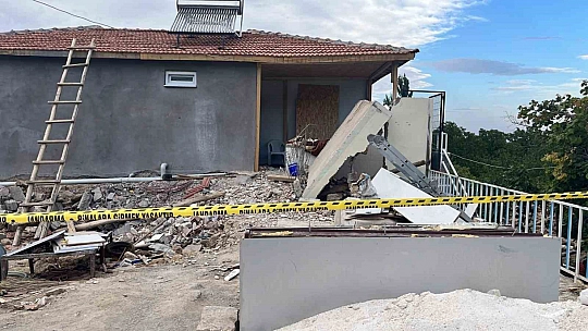 Hasarlı binanın duvarı çöktü 1 ölü