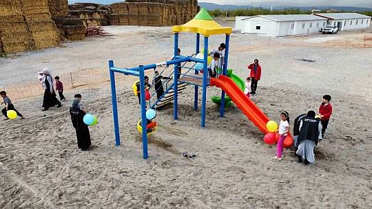 İşçileri için konteyner kent kurdu