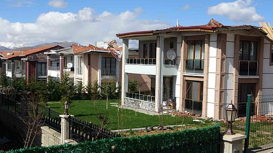 65 villa harabeye döndü