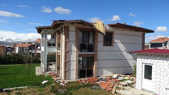 65 villa harabeye döndü