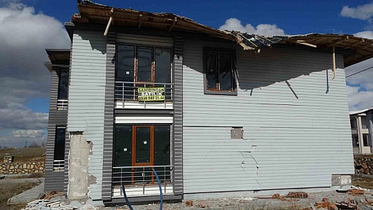 65 villa harabeye döndü