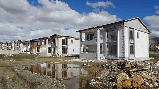 65 villa harabeye döndü