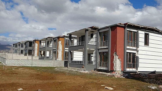 65 villa harabeye döndü