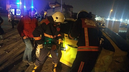 İki otomobil çarpıştı 1'i ağır 3 yaralı