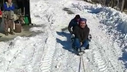 Traktör arkasında sörf