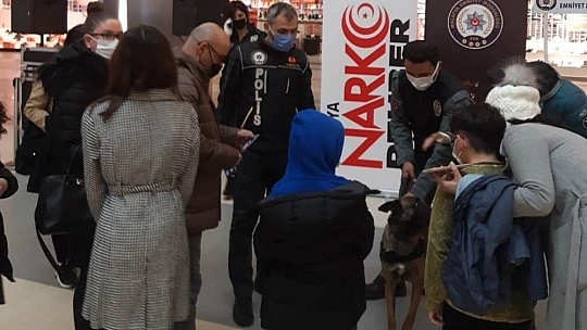 Polis broşür dağıttı