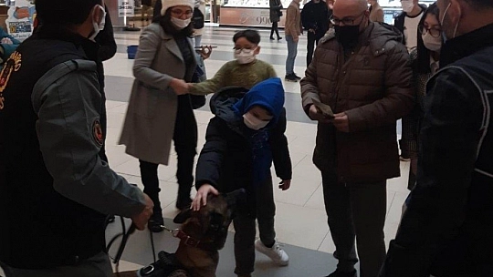 Polis broşür dağıttı