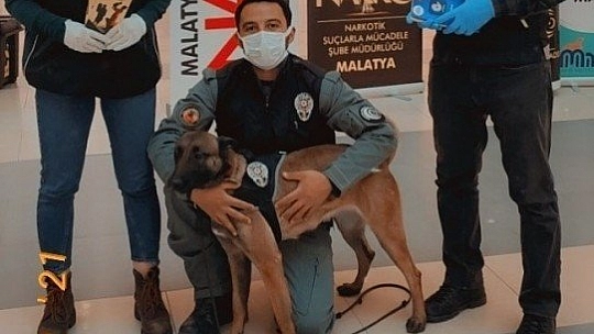 Polis broşür dağıttı