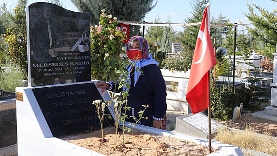 Mezarı başında ağladı