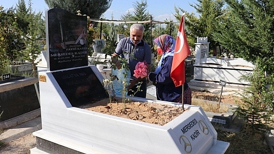 Mezarı başında ağladı